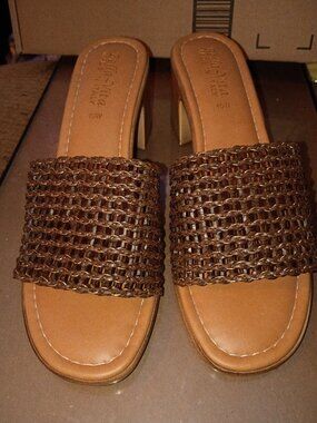 Bella vita made in Italy size 10w woven heeled sandal brand new box missing lid